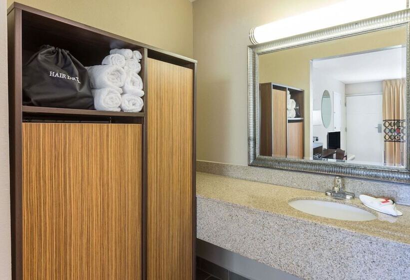 هتل Super 8 By Wyndham Asheville Airport