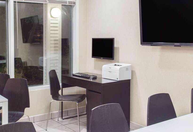 ホテル Super 8 By Wyndham Madison East