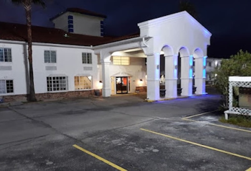 هتل Travelodge By Wyndham Lafayette