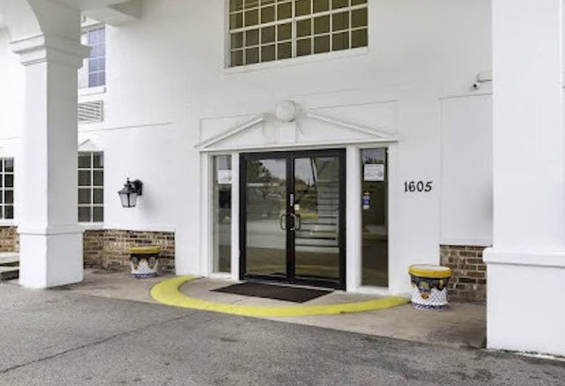 هتل Travelodge By Wyndham Lafayette