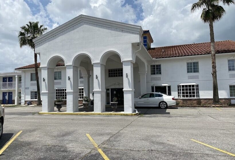 هتل Travelodge By Wyndham Lafayette