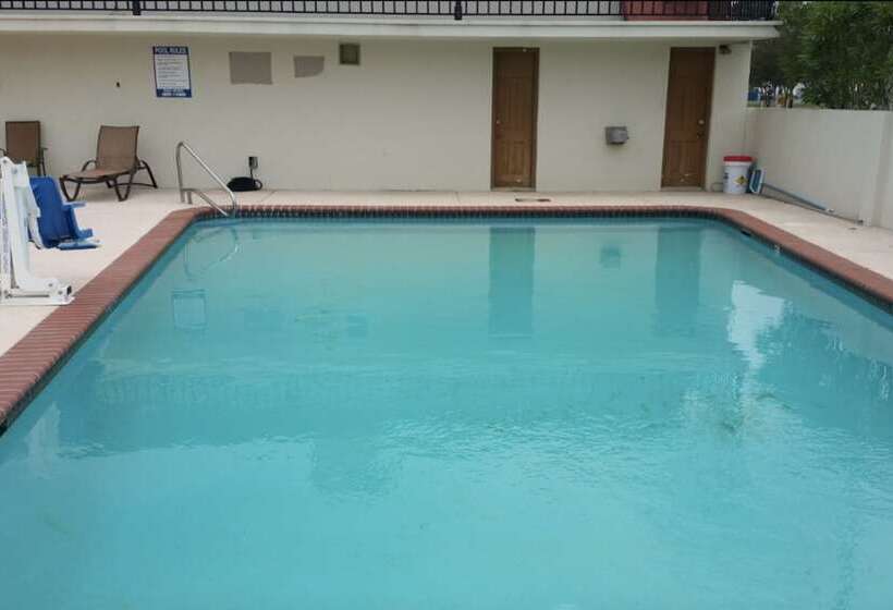 هتل Travelodge By Wyndham Lafayette