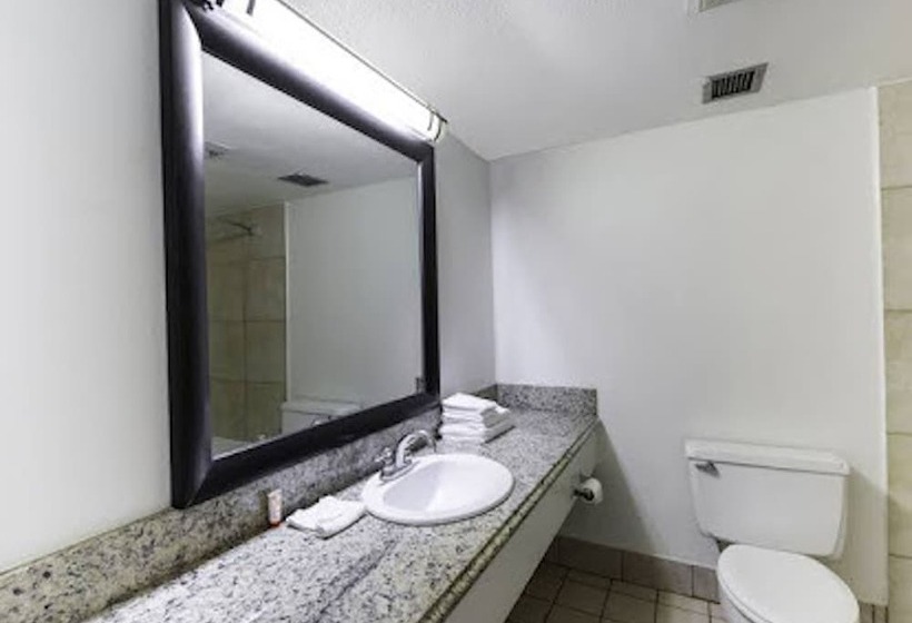 هتل Travelodge By Wyndham Lafayette