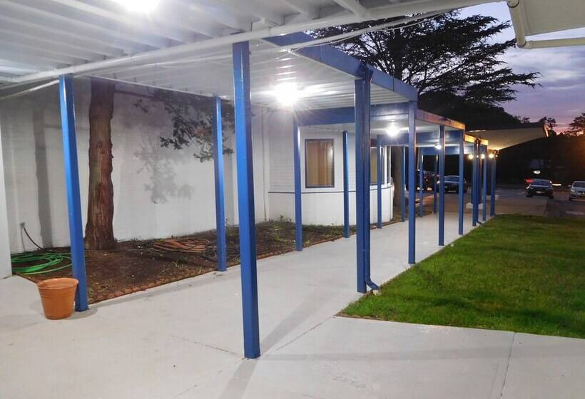 فندق Whalers Inn And Suites