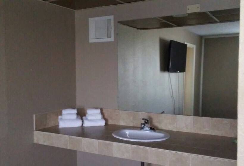 فندق Whalers Inn And Suites