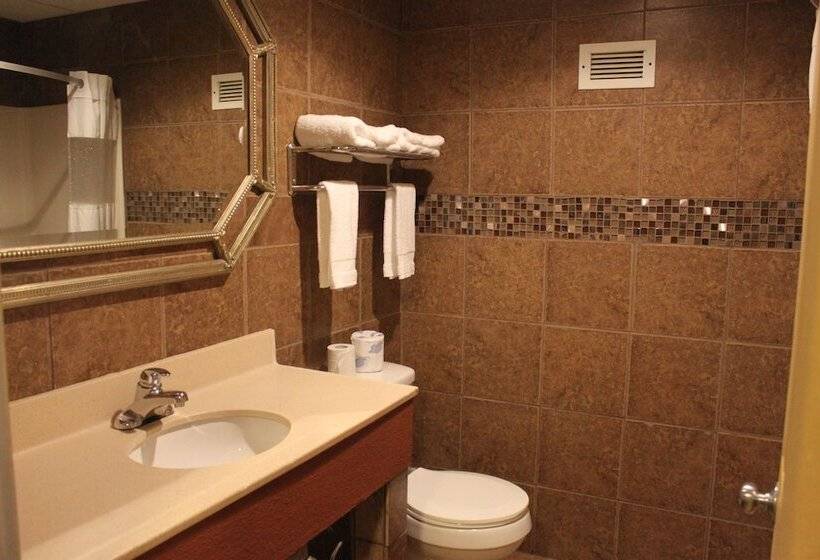 فندق Whalers Inn And Suites