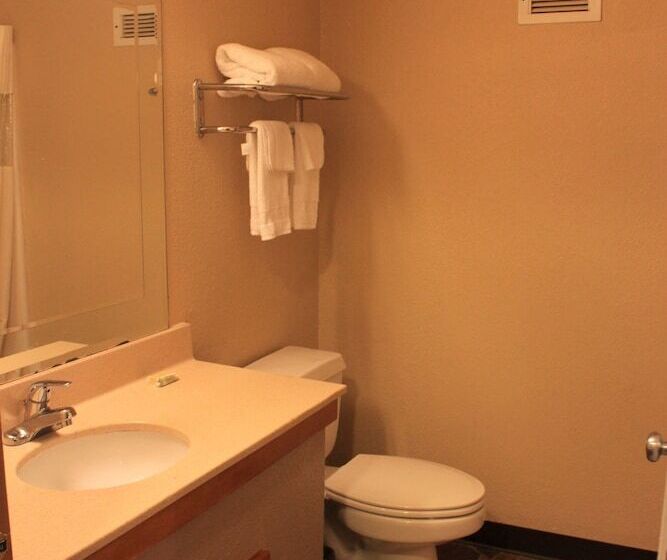 فندق Whalers Inn And Suites