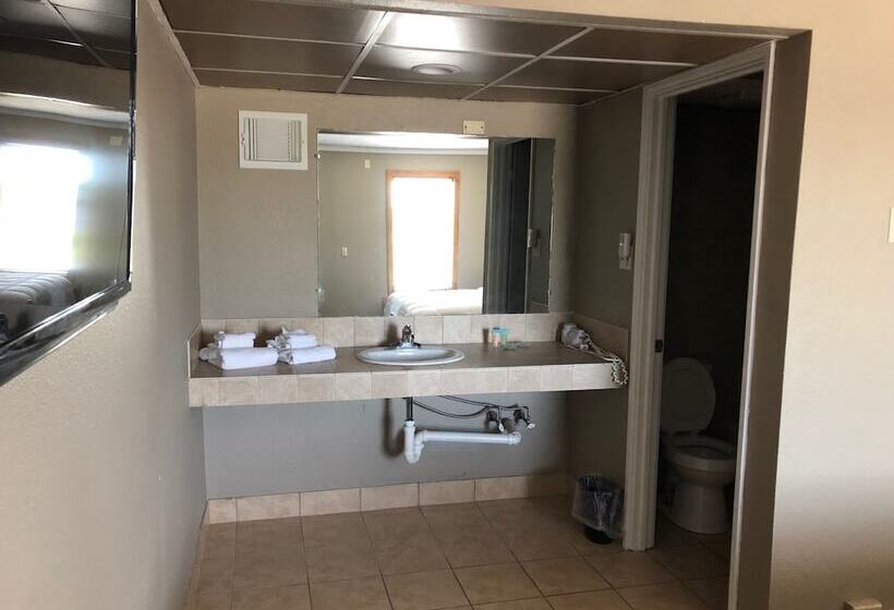 فندق Whalers Inn And Suites