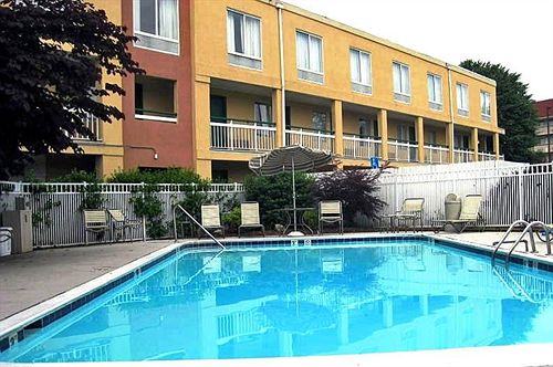 فندق على الطريق Econo Lodge Inn And Suites