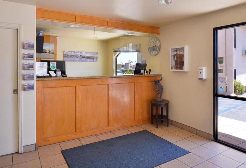 فندق على الطريق Edgewater Inn And Suites