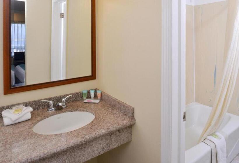 فندق على الطريق Edgewater Inn And Suites