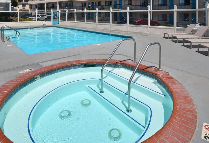 فندق على الطريق Edgewater Inn And Suites