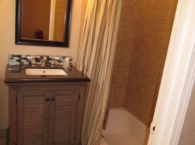 فندق على الطريق El Patio Inn