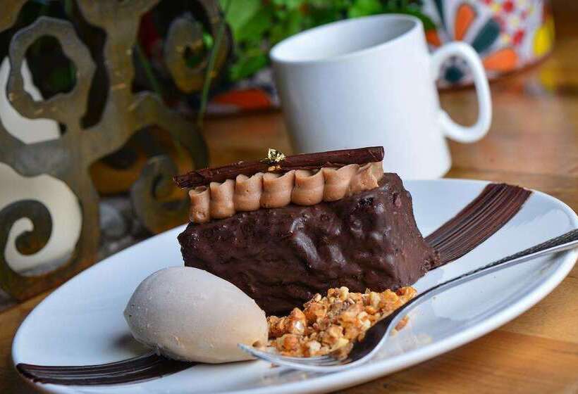 Hacienda Del Sol Guest Ranch Resort