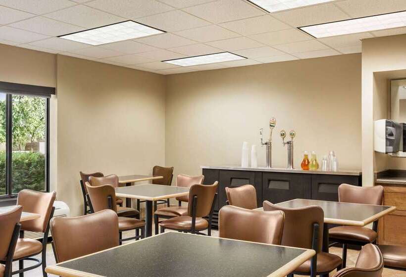 ホテル Americinn By Wyndham Madison West