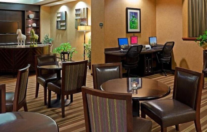 בית מלון כפרי Armoni Inn & Suites