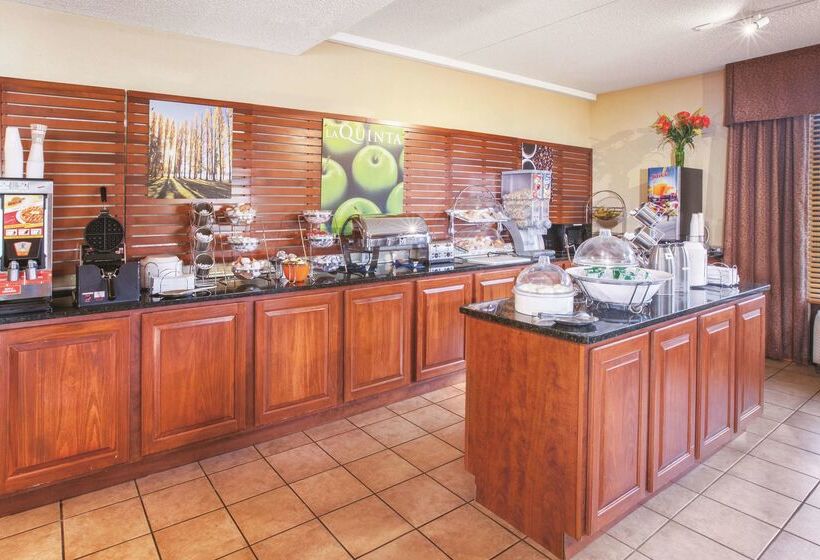 בית מלון כפרי Majestica Inn And Suites