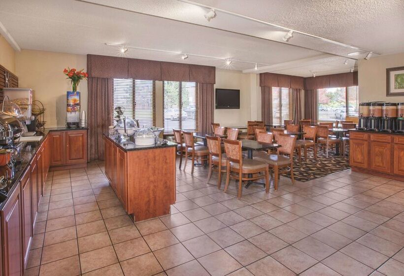 בית מלון כפרי Majestica Inn And Suites