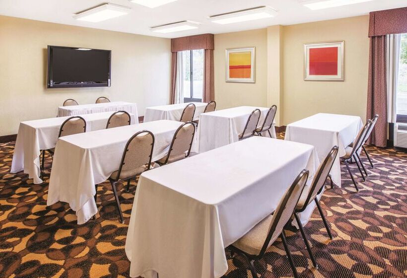 בית מלון כפרי Majestica Inn And Suites