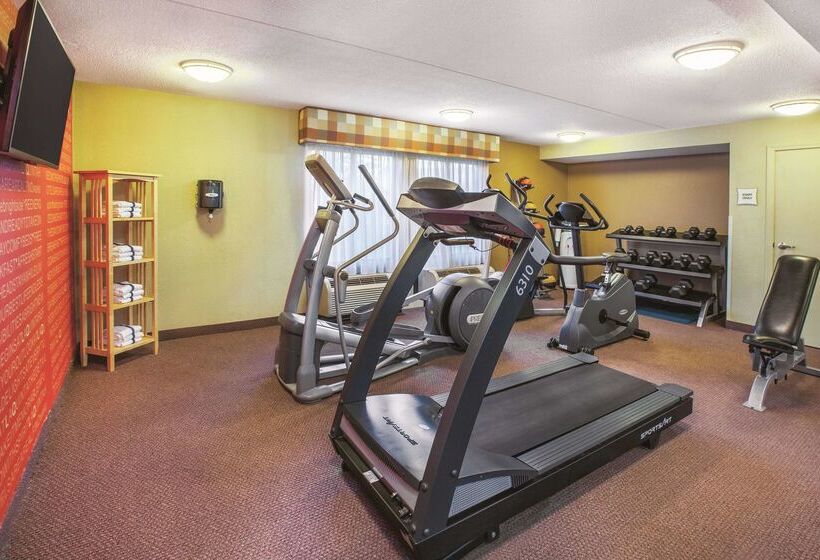 בית מלון כפרי Majestica Inn And Suites