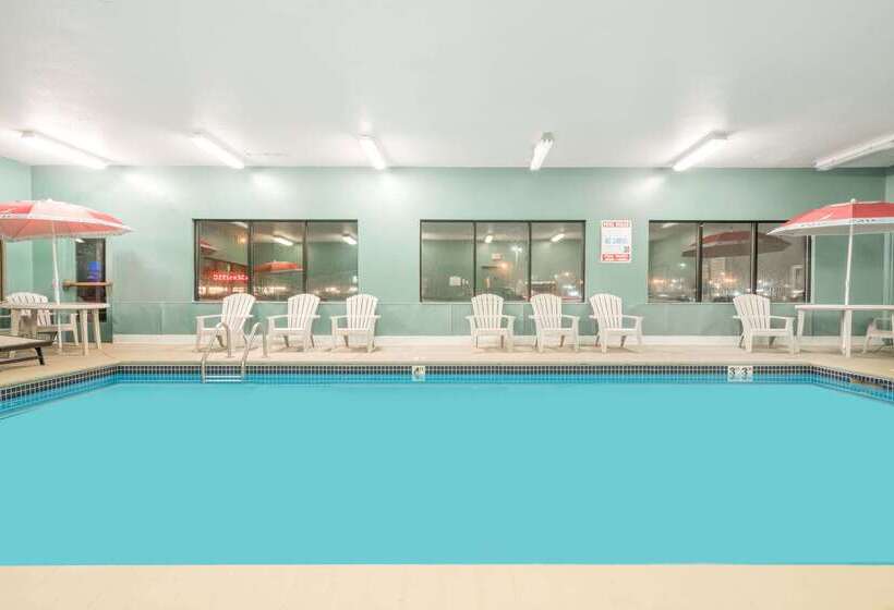 هتل Baymont By Wyndham Eau Claire Wi
