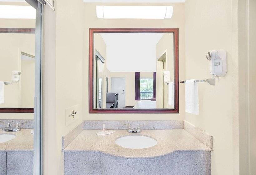 فندق Baymont By Wyndham Greenville