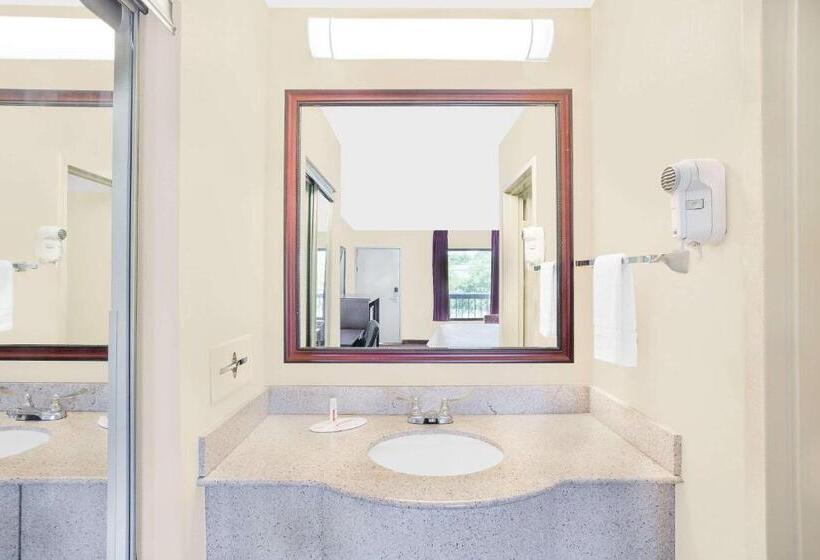 فندق Baymont By Wyndham Greenville