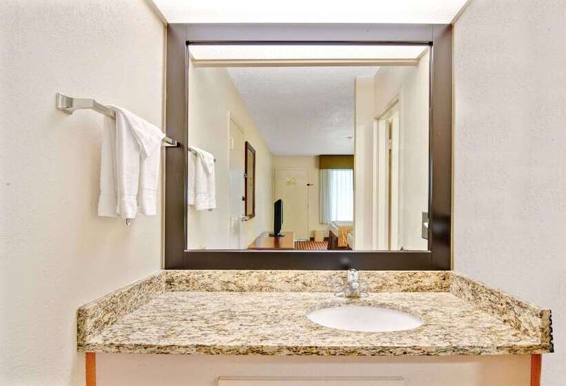 هتل Baymont By Wyndham Nashville Airport