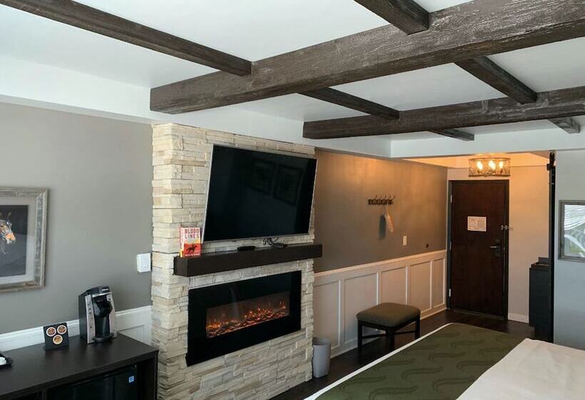 فندق Cedar Stables Inn & Suites