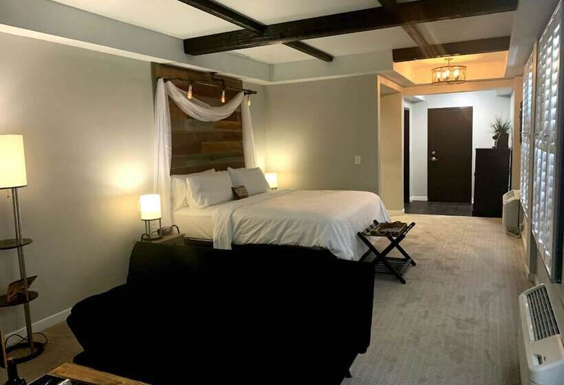 فندق Cedar Stables Inn & Suites