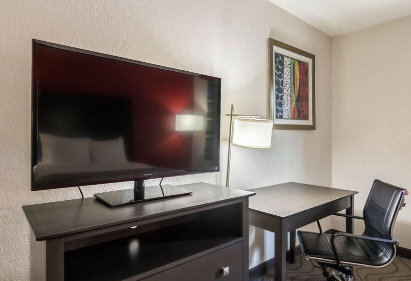 فندق Clarion Inn & Suites Russellville I40