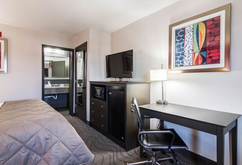 فندق Clarion Inn & Suites Russellville I40