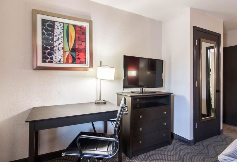 فندق Clarion Inn & Suites Russellville I40