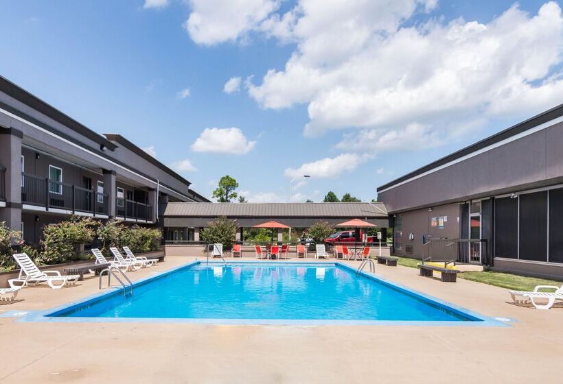 فندق Clarion Inn & Suites Russellville I40