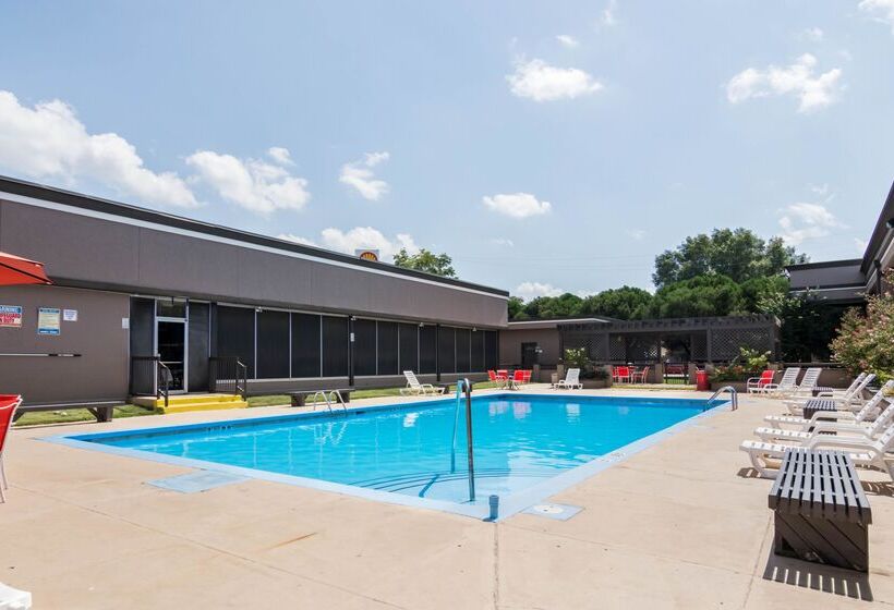 فندق Clarion Inn & Suites Russellville I40