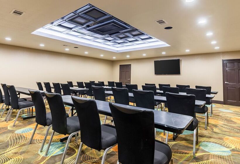 فندق Clarion Inn & Suites Russellville I40