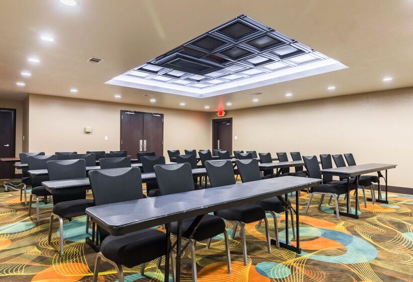 فندق Clarion Inn & Suites Russellville I40