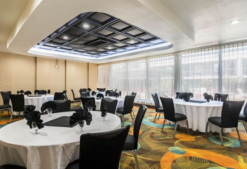 فندق Clarion Inn & Suites Russellville I40