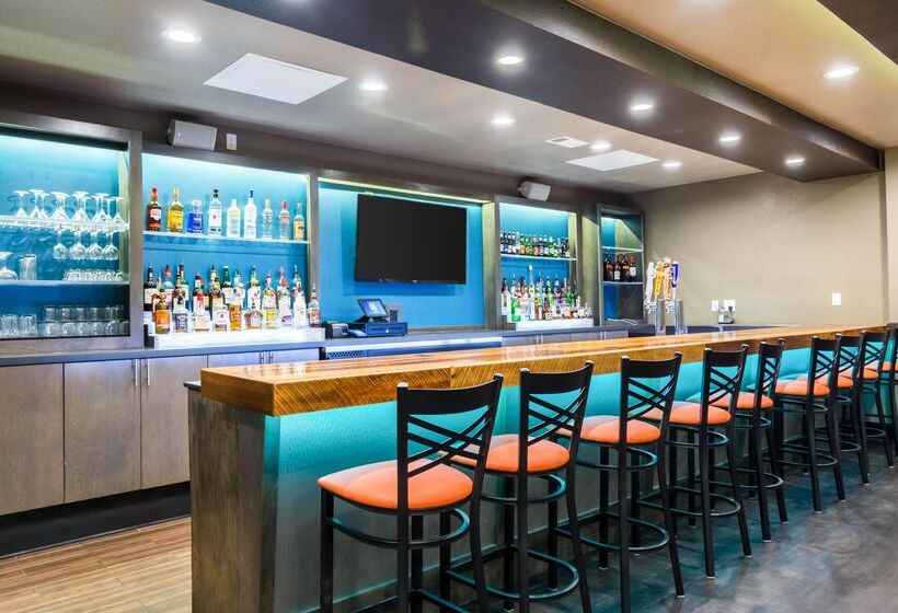 فندق Clarion Inn & Suites Russellville I40