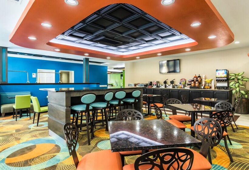 فندق Clarion Inn & Suites Russellville I40