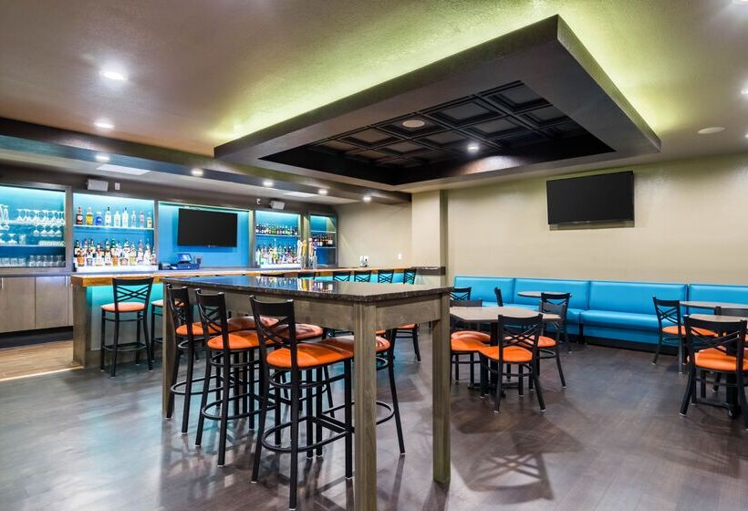 فندق Clarion Inn & Suites Russellville I40