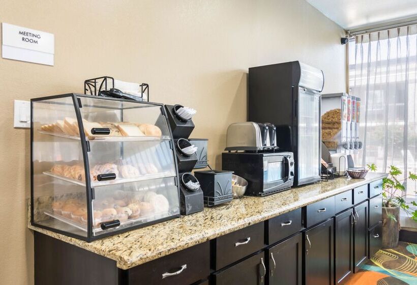 فندق Clarion Inn & Suites Russellville I40