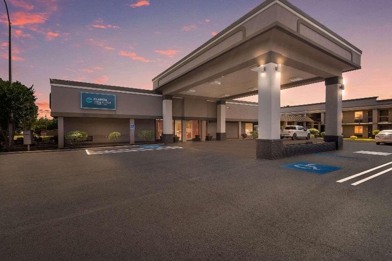 فندق Clarion Inn & Suites Russellville I40