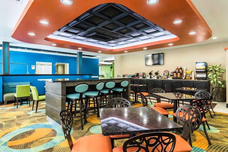 فندق Clarion Inn & Suites Russellville I40