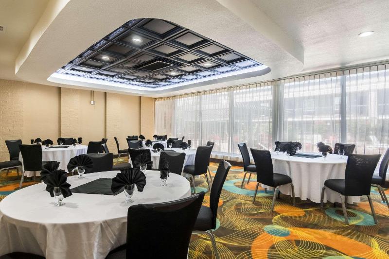 فندق Clarion Inn & Suites Russellville I40