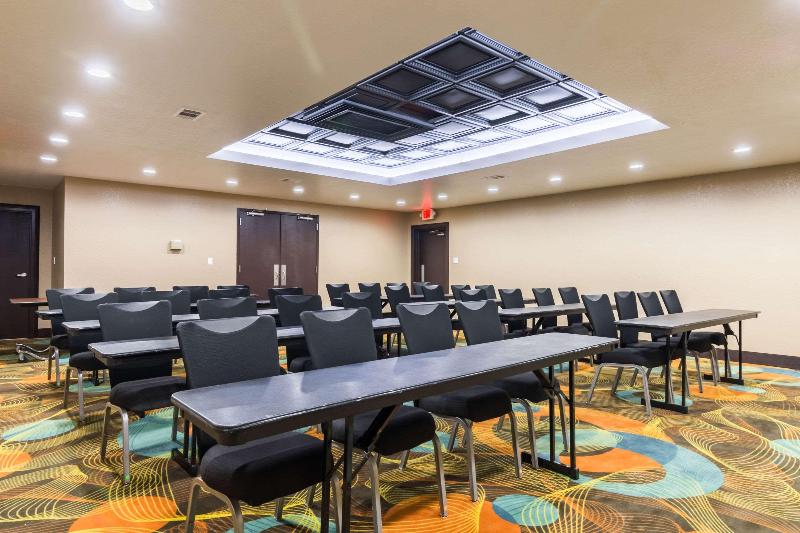 فندق Clarion Inn & Suites Russellville I40