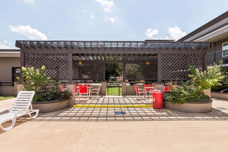 فندق Clarion Inn & Suites Russellville I40