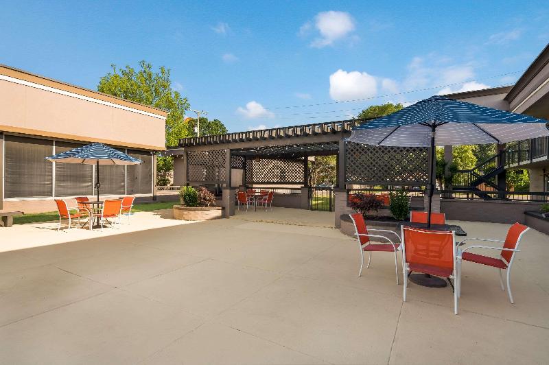 فندق Clarion Inn & Suites Russellville I40