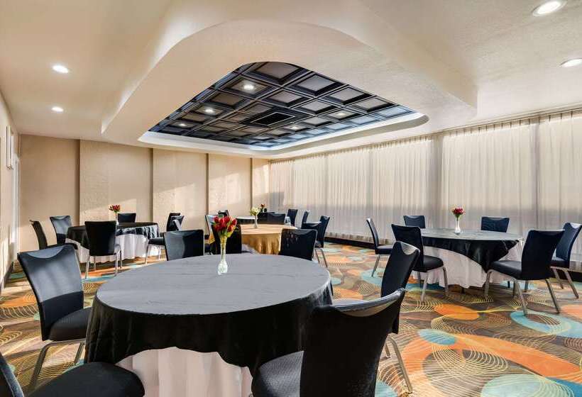 فندق Clarion Inn & Suites Russellville I40