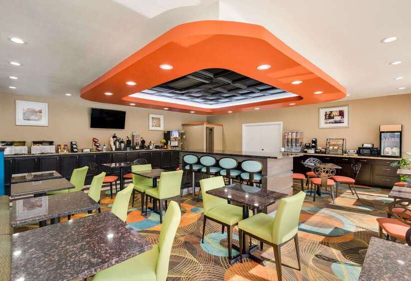 فندق Clarion Inn & Suites Russellville I40